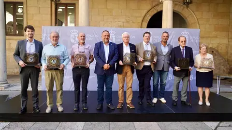 La tradición de los pendones llegará a las Casas de León para darse a conocer fuera de la provincia. Así se dio hoy a conocer durante el acto de homenaje a estos centros sociales y culturales convocado por la Diputación y encabezado por su presidente, Gerardo Álvarez Courel. Fotos: Campillo