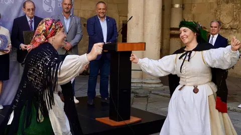 La tradición de los pendones llegará a las Casas de León para darse a conocer fuera de la provincia. Así se dio hoy a conocer durante el acto de homenaje a estos centros sociales y culturales convocado por la Diputación y encabezado por su presidente, Gerardo Álvarez Courel. Fotos: Campillo