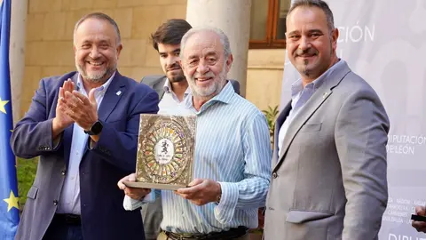 La tradición de los pendones llegará a las Casas de León para darse a conocer fuera de la provincia. Así se dio hoy a conocer durante el acto de homenaje a estos centros sociales y culturales convocado por la Diputación y encabezado por su presidente, Gerardo Álvarez Courel. Fotos: Campillo