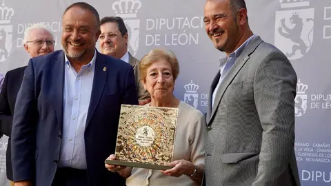 La tradición de los pendones llegará a las Casas de León para darse a conocer fuera de la provincia. Así se dio hoy a conocer durante el acto de homenaje a estos centros sociales y culturales convocado por la Diputación y encabezado por su presidente, Gerardo Álvarez Courel. Fotos: Campillo