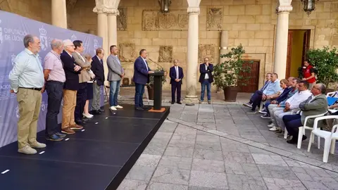 La tradición de los pendones llegará a las Casas de León para darse a conocer fuera de la provincia. Así se dio hoy a conocer durante el acto de homenaje a estos centros sociales y culturales convocado por la Diputación y encabezado por su presidente, Gerardo Álvarez Courel. Fotos: Campillo