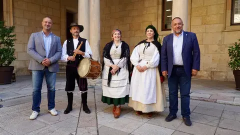 La tradición de los pendones llegará a las Casas de León para darse a conocer fuera de la provincia. Así se dio hoy a conocer durante el acto de homenaje a estos centros sociales y culturales convocado por la Diputación y encabezado por su presidente, Gerardo Álvarez Courel. Fotos: Campillo
