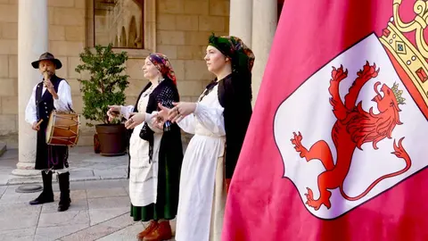 La tradición de los pendones llegará a las Casas de León para darse a conocer fuera de la provincia. Así se dio hoy a conocer durante el acto de homenaje a estos centros sociales y culturales convocado por la Diputación y encabezado por su presidente, Gerardo Álvarez Courel. Fotos: Campillo