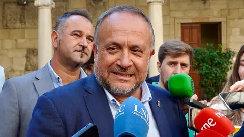 La tradición de los pendones llegará a las Casas de León para darse a conocer fuera de la provincia. Así se dio hoy a conocer durante el acto de homenaje a estos centros sociales y culturales convocado por la Diputación y encabezado por su presidente, Gerardo Álvarez Courel. Fotos: Campillo