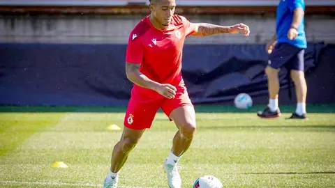 La Cultural encara el duelo ante el Castellón con ilusión y bajas. El equipo leonés prepara en una 'semana corta' el partido del sábado en el Reino de León, mientras crece el enfado por la limitación de entradas en el próximo derbi frente al Valladolid. Fotos: CyDLeonesa