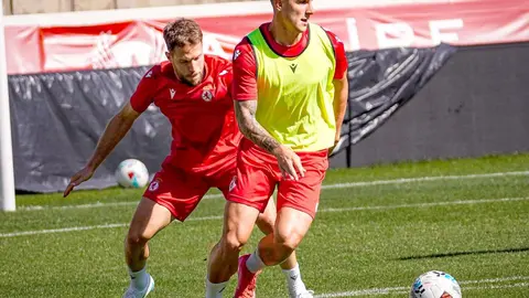 La Cultural encara el duelo ante el Castellón con ilusión y bajas. El equipo leonés prepara en una 'semana corta' el partido del sábado en el Reino de León, mientras crece el enfado por la limitación de entradas en el próximo derbi frente al Valladolid. Fotos: CyDLeonesa