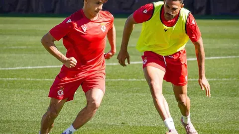 La Cultural encara el duelo ante el Castellón con ilusión y bajas. El equipo leonés prepara en una 'semana corta' el partido del sábado en el Reino de León, mientras crece el enfado por la limitación de entradas en el próximo derbi frente al Valladolid. Fotos: CyDLeonesa