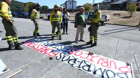 El consejero de Cultura, Turismo y Deporte, Gonzalo Santonja, junto a varios operarios forestales a la salida de la reunión del Equipo Técnico Interdisciplinar de Recuperación de las Médulas. Foto: César Sánchez.