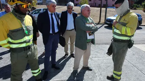 El consejero de Cultura, Turismo y Deporte, Gonzalo Santonja (2D), junto a varios operarios forestales a la salida de la reunión del Equipo Técnico Interdisciplinar de Recuperación de las Médulas. Foto: César Sánchez.