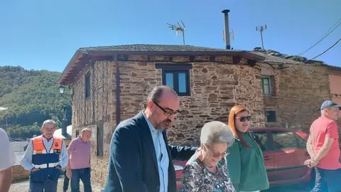 Morala durante su visita este miércoles a la localidad de Espinoso de Compludo.