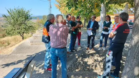 Morala durante su visita este miércoles a la localidad de Lombillo de los Barrios.