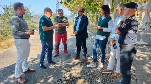 Morala durante su visita este miércoles a la localidad de Lombillo de los Barrios.