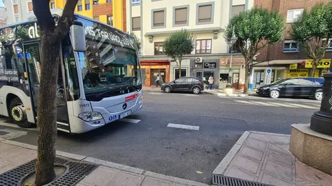 Autobuses interurbanos, los populares 'azules', en una de sus paradas en Gran Vía de San Marcos, en León capital.