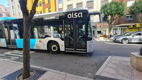 Autobuses interurbanos, los populares 'azules', en una de sus paradas en Gran Vía de San Marcos, en León capital.