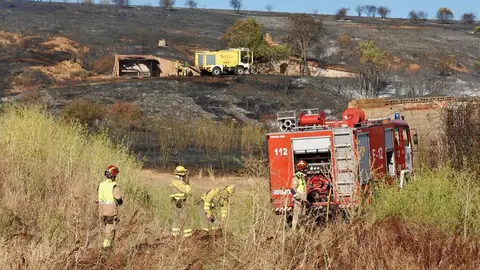 El fuego, declarado en Quintana de Raneros (Santovenia de la Valdoncina), avanzó con rapidez hacia la autopista y estuvo a punto de provocar su corte; las llamas sí cortaron el tráfico ferroviario. Fotos: Campillo