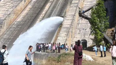 Más de 160 escolares visitan la presa de Barrios de Luna para conocer el ciclo del agua. La iniciativa busca concienciar a los niños sobre la gestión del agua y la importancia de los regadíos modernizados en las comarcas del Órbigo y el Páramo.