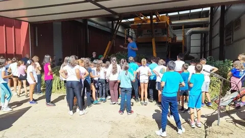 Más de 160 escolares visitan la presa de Barrios de Luna para conocer el ciclo del agua. La iniciativa busca concienciar a los niños sobre la gestión del agua y la importancia de los regadíos modernizados en las comarcas del Órbigo y el Páramo.