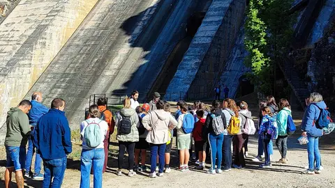 Más de 160 escolares visitan la presa de Barrios de Luna para conocer el ciclo del agua. La iniciativa busca concienciar a los niños sobre la gestión del agua y la importancia de los regadíos modernizados en las comarcas del Órbigo y el Páramo.