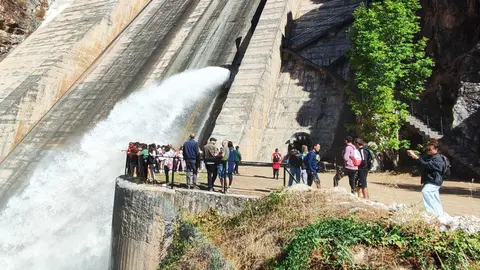 Más de 160 escolares visitan la presa de Barrios de Luna para conocer el ciclo del agua. La iniciativa busca concienciar a los niños sobre la gestión del agua y la importancia de los regadíos modernizados en las comarcas del Órbigo y el Páramo.