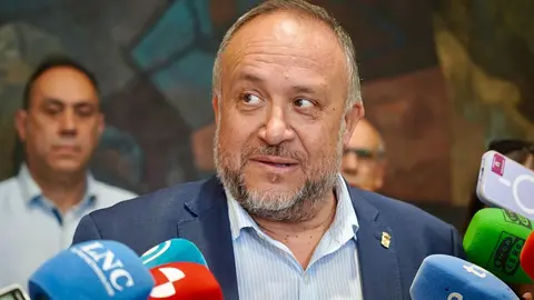 El presidente de la Diputación de León, Gerardo Álvarez Courel, preside la reunión con los ayuntamientos en riesgo por incendios según el Infocal. Foto: Campillo