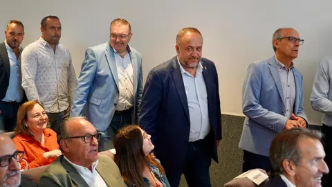 El presidente de la Diputación de León, Gerardo Álvarez Courel, preside la reunión con los ayuntamientos en riesgo por incendios según el Infocal. Foto: Campillo