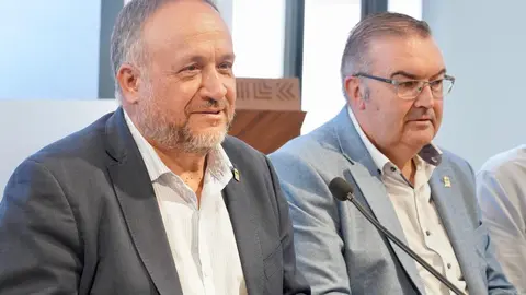 El presidente de la Diputación de León, Gerardo Álvarez Courel, preside la reunión con los ayuntamientos en riesgo por incendios según el Infocal. Foto: Campillo