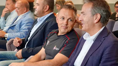 El presidente de la Diputación de León, Gerardo Álvarez Courel, preside la reunión con los ayuntamientos en riesgo por incendios según el Infocal. Foto: Campillo