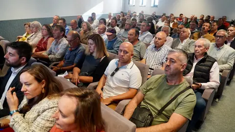 El presidente de la Diputación de León, Gerardo Álvarez Courel, preside la reunión con los ayuntamientos en riesgo por incendios según el Infocal. Foto: Campillo