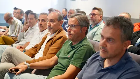 El presidente de la Diputación de León, Gerardo Álvarez Courel, preside la reunión con los ayuntamientos en riesgo por incendios según el Infocal. Foto: Campillo