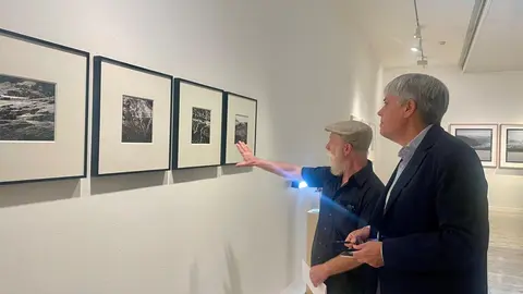 El delegado territorial de la Junta en León, Eduardo Diego y el director del Museo de León, Luis Grau, junto con el autor José María Álvarez, han presentado la muestra fotográfica ‘Sendas y veredas. Proyectos fotográficos (1992-2021) en el Museo de León.