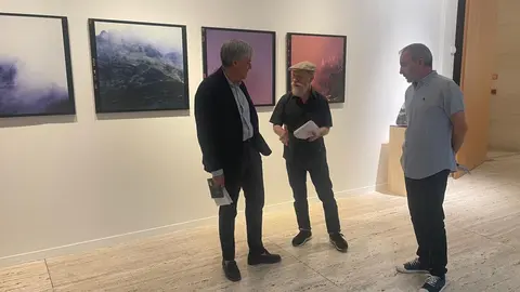 El delegado territorial de la Junta en León, Eduardo Diego y el director del Museo de León, Luis Grau, junto con el autor José María Álvarez, han presentado la muestra fotográfica ‘Sendas y veredas. Proyectos fotográficos (1992-2021) en el Museo de León.