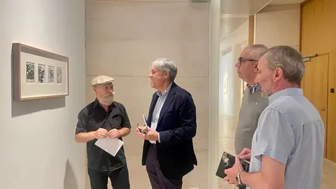 El delegado territorial de la Junta en León, Eduardo Diego y el director del Museo de León, Luis Grau, junto con el autor José María Álvarez, han presentado la muestra fotográfica ‘Sendas y veredas. Proyectos fotográficos (1992-2021) en el Museo de León.