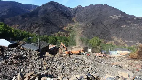 Trabajos de derribo y desescombro de las casas afectadas por el incendio en la localidad de Lusio (León). Fotos: César Hornija