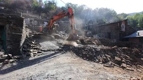 Trabajos de derribo y desescombro de las casas afectadas por el incendio en la localidad de Lusio (León). Fotos: César Hornija