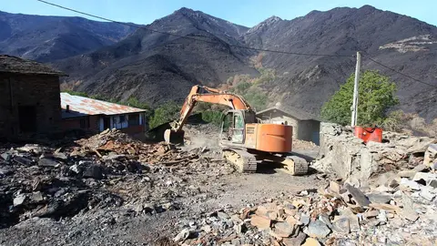 Trabajos de derribo y desescombro de las casas afectadas por el incendio en la localidad de Lusio (León). Fotos: César Hornija