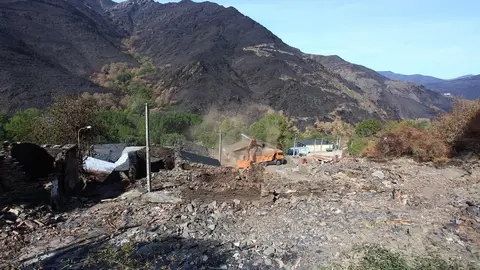Trabajos de derribo y desescombro de las casas afectadas por el incendio en la localidad de Lusio (León). Fotos: César Hornija