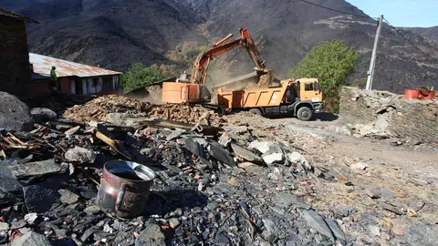 Trabajos de derribo y desescombro de las casas afectadas por el incendio en la localidad de Lusio (León). Fotos: César Hornija