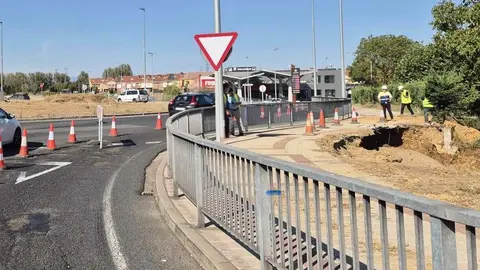 Una fuga de agua en una tubería general ha obligado este miércoles a cortar parte del carril exterior de la rotonda de La Granja con la LE-20, en el acceso a la capital leonesa. Fotos: Policía Loca