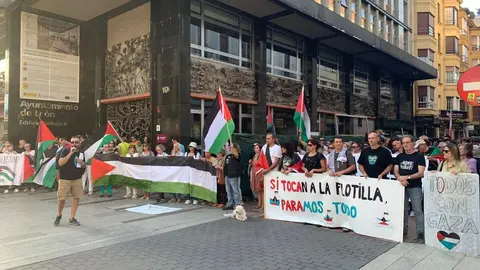 Más de un centenar de personas claman en León contra el genocidio en Gaza. La concentración convocada por CNT y CGT respaldó a la flotilla humanitaria rumbo a Gaza y se sumó a la jornada internacional de movilización del 18 de septiembre. Fotos: A.F. Reca