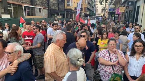 Más de un centenar de personas claman en León contra el genocidio en Gaza. La concentración convocada por CNT y CGT respaldó a la flotilla humanitaria rumbo a Gaza y se sumó a la jornada internacional de movilización del 18 de septiembre. Fotos: A.F. Reca