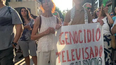 Más de un centenar de personas claman en León contra el genocidio en Gaza. La concentración convocada por CNT y CGT respaldó a la flotilla humanitaria rumbo a Gaza y se sumó a la jornada internacional de movilización del 18 de septiembre. Fotos: A.F. Reca