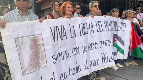 Más de un centenar de personas claman en León contra el genocidio en Gaza. La concentración convocada por CNT y CGT respaldó a la flotilla humanitaria rumbo a Gaza y se sumó a la jornada internacional de movilización del 18 de septiembre. Fotos: A.F. Reca