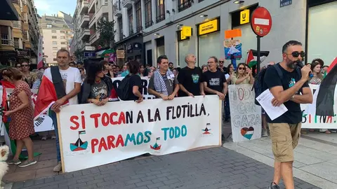 Más de un centenar de personas claman en León contra el genocidio en Gaza. La concentración convocada por CNT y CGT respaldó a la flotilla humanitaria rumbo a Gaza y se sumó a la jornada internacional de movilización del 18 de septiembre. Fotos: A.F. Reca