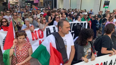 Más de un centenar de personas claman en León contra el genocidio en Gaza. La concentración convocada por CNT y CGT respaldó a la flotilla humanitaria rumbo a Gaza y se sumó a la jornada internacional de movilización del 18 de septiembre. Fotos: A.F. Reca