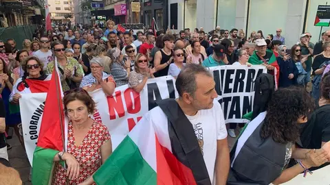 Más de un centenar de personas claman en León contra el genocidio en Gaza. La concentración convocada por CNT y CGT respaldó a la flotilla humanitaria rumbo a Gaza y se sumó a la jornada internacional de movilización del 18 de septiembre. Fotos: A.F. Reca