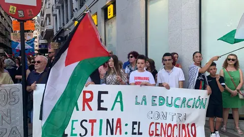 Más de un centenar de personas claman en León contra el genocidio en Gaza. La concentración convocada por CNT y CGT respaldó a la flotilla humanitaria rumbo a Gaza y se sumó a la jornada internacional de movilización del 18 de septiembre. Fotos: A.F. Reca