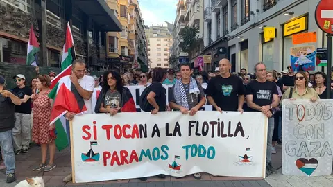 Más de un centenar de personas claman en León contra el genocidio en Gaza. La concentración convocada por CNT y CGT respaldó a la flotilla humanitaria rumbo a Gaza y se sumó a la jornada internacional de movilización del 18 de septiembre. Fotos: A.F. Reca