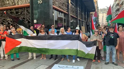 Más de un centenar de personas claman en León contra el genocidio en Gaza. La concentración convocada por CNT y CGT respaldó a la flotilla humanitaria rumbo a Gaza y se sumó a la jornada internacional de movilización del 18 de septiembre. Fotos: A.F. Reca