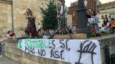 La Plataforma León Sur reúne a cientos de personas en las calles de la capital para exigir la paralización del proyecto de biomasa en Puente Castro y anuncia nuevas acciones judiciales y de movilización. Fotos: A.F. Reca