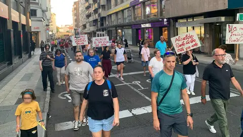 La Plataforma León Sur reúne a cientos de personas en las calles de la capital para exigir la paralización del proyecto de biomasa en Puente Castro y anuncia nuevas acciones judiciales y de movilización. Fotos: A.F. Reca